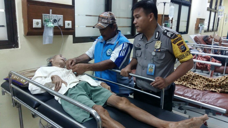 Sungguh Mulia, Brigadir Riko Bawa Kakek Tua ke RSUD